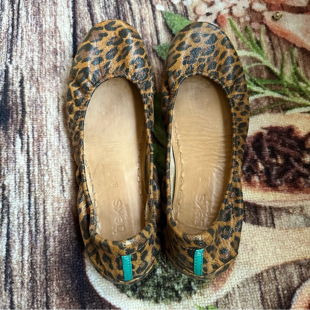 Leopard print Tieks Size 8 leather flats